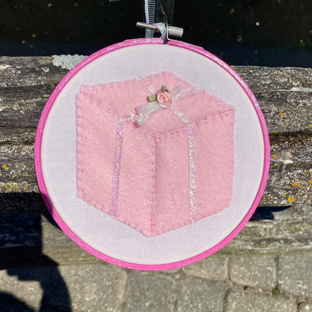 embroidery of a gift box